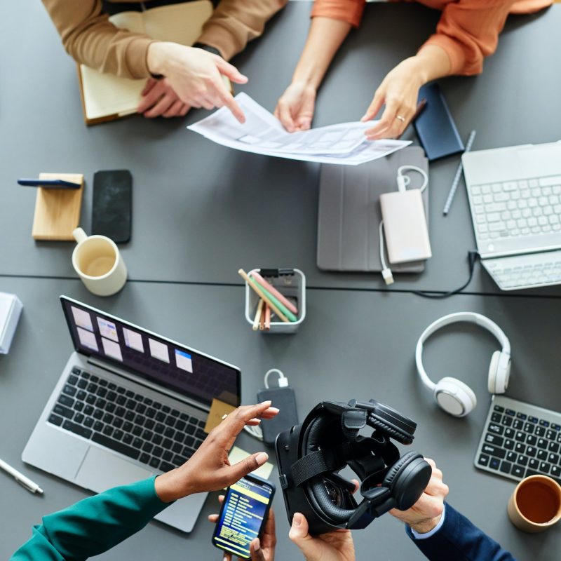 teamwork-of-programmers-at-table-at-meeting.jpg